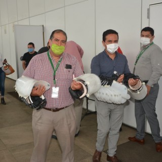 UMSNH ENTREGA 300 CARETAS Y PAQUETES DE CUBREBOCAS A PASANTES DE MEDICINA Y ENFERMERÍA 